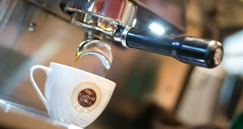 Logo Coffeol pe ceasca de cafea